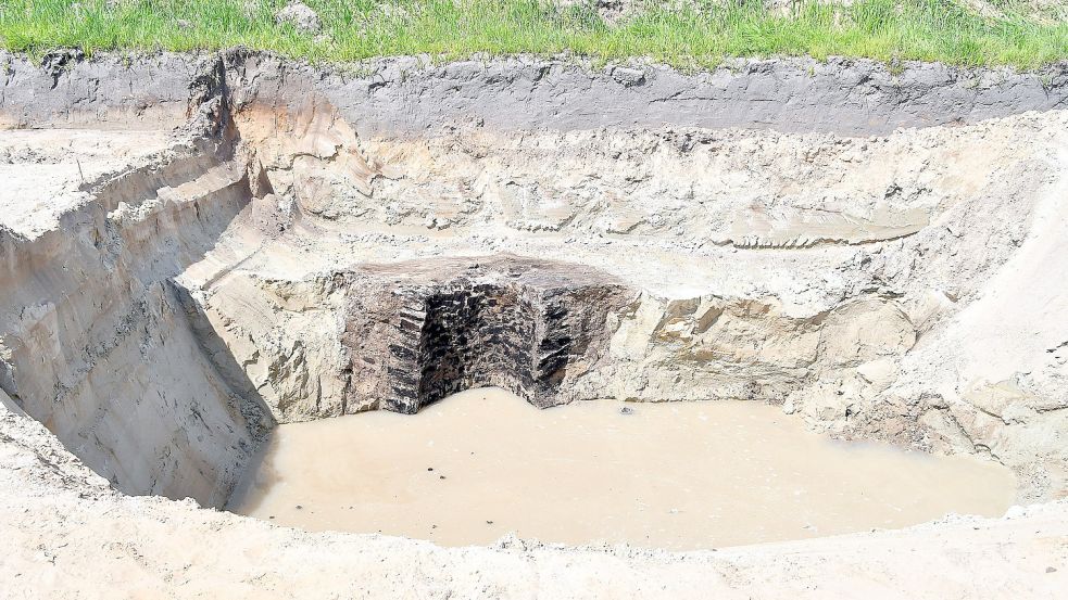 Der kleinere der beiden Brunnen im hinteren Teil des Bildes, aus Soden angefertigt, die hier noch zu sehen sind. Foto: Gerd-Arnold Ubben