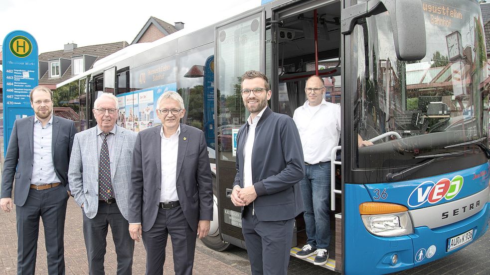 Freuen sich über die neue Buslinie (v. li.): Jens Buß (Geschäftsführer Kreisbahn), Hilko Gerdes (Aufsichtsratsvorsitzender Kreisbahn), Landrat Olaf Meinen, Sven Lübbers (Bürgermeister Wiesmoor) und Kreisbahn-Disponent Andreas Adden.Foto: privat