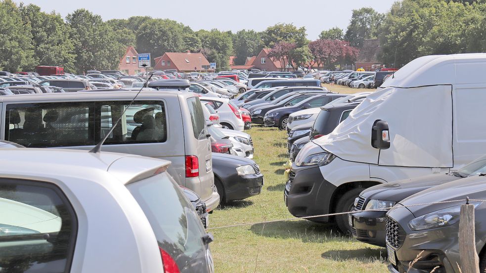 Dicht an dicht standen die Autos am Dienstag auf dem Parkplatz in Tannenhausen. Foto: Heino Hermanns