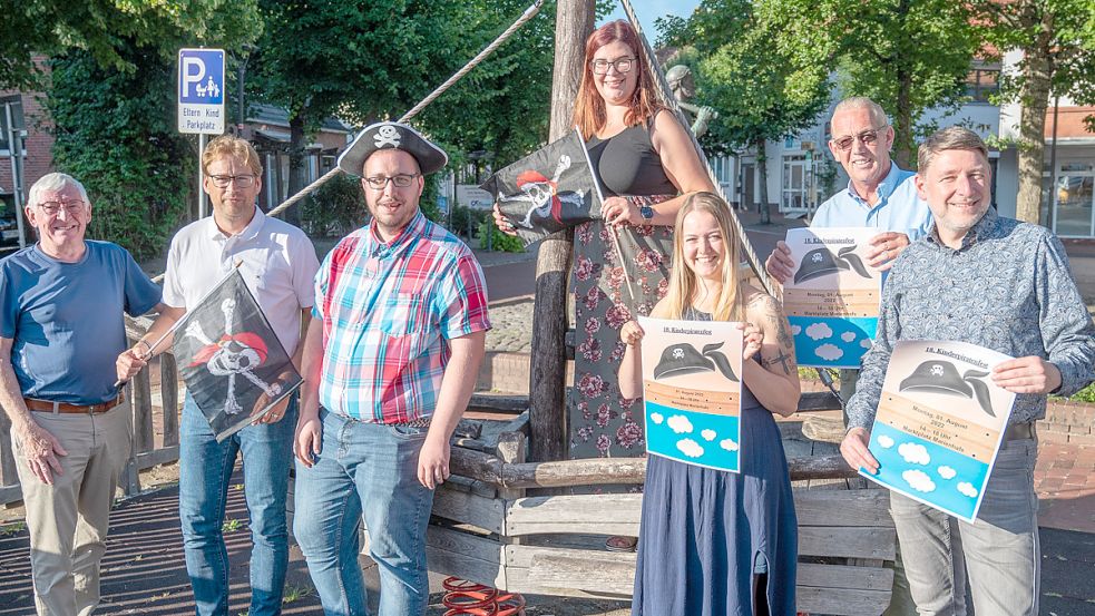 Theo Moltz (von links), Michael Dirksen-Müller, (beide IG), Marcel Müller, Saskia Fisser, Karina Feeken von der Tourist-Info sowie Manfred Kruse und Ernst Moltz von der IG freuen sich auf Augenklappen und Piratenlachen. Foto: Folkert Bents