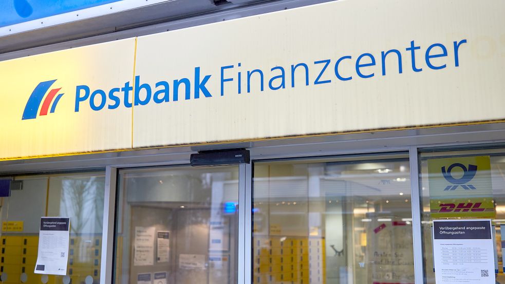 Seit Jahren immer wieder in der Diskussion: Filialen der Postbank, hier in Hamburg. Foto: DPA