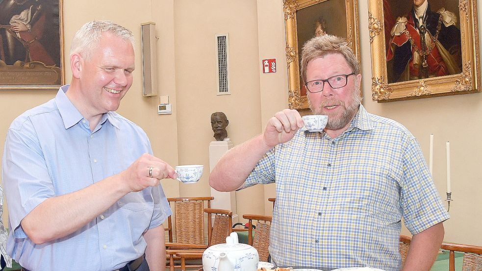 Minister Björn Thümler zusammen mit Hans Freese, dem Vörsitter van Oostfreeske Taal, bei einer Tasse Tee und leckerem Krintstuut im Ständesaal der Ostfriesischen Landschaft. Fotos: Gerd-Arnold Ubben