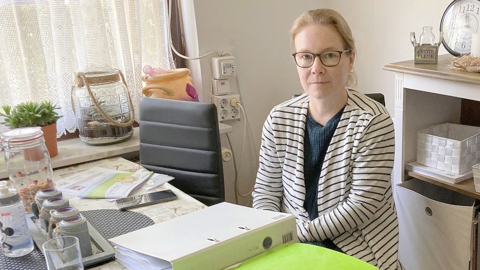Ordnerweise stapelt sich mittlerweile der Schriftverkehr zwischen Vermietern, Anwälten und Nadine Riemer. Zurzeit gibt es für die dreifache Mutter kaum einen Ausweg – außer jemand hat eine Wohnung für sie, die den Anforderungen entspricht. Foto: Rebecca Kresse