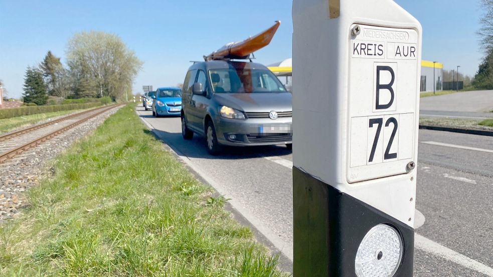 Autos fahren auf der Bundesstraße 72. Foto: Holger Janssen