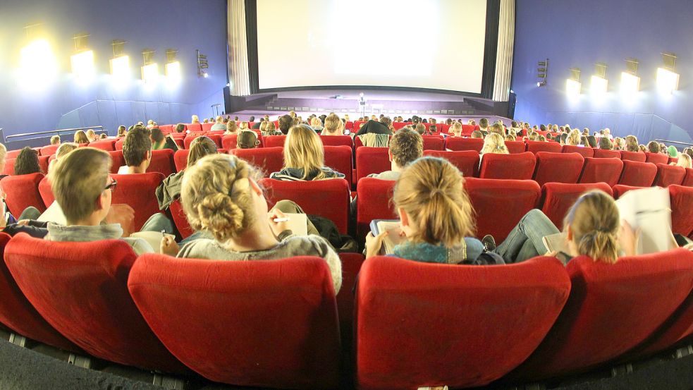 Studenten im Kinosaal Foto: Roland Weihrauch