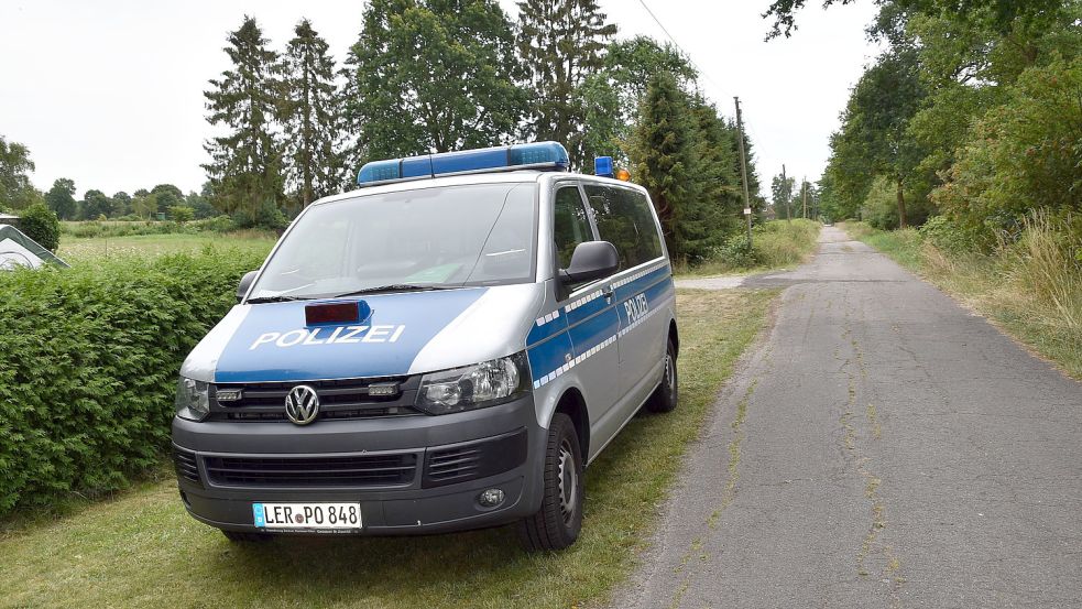 Auch die Polizei war vor Ort. Die Beamten leisteten den Mitarbeitern des Veterinäramtes Amtshilfe. Foto: Ammermann