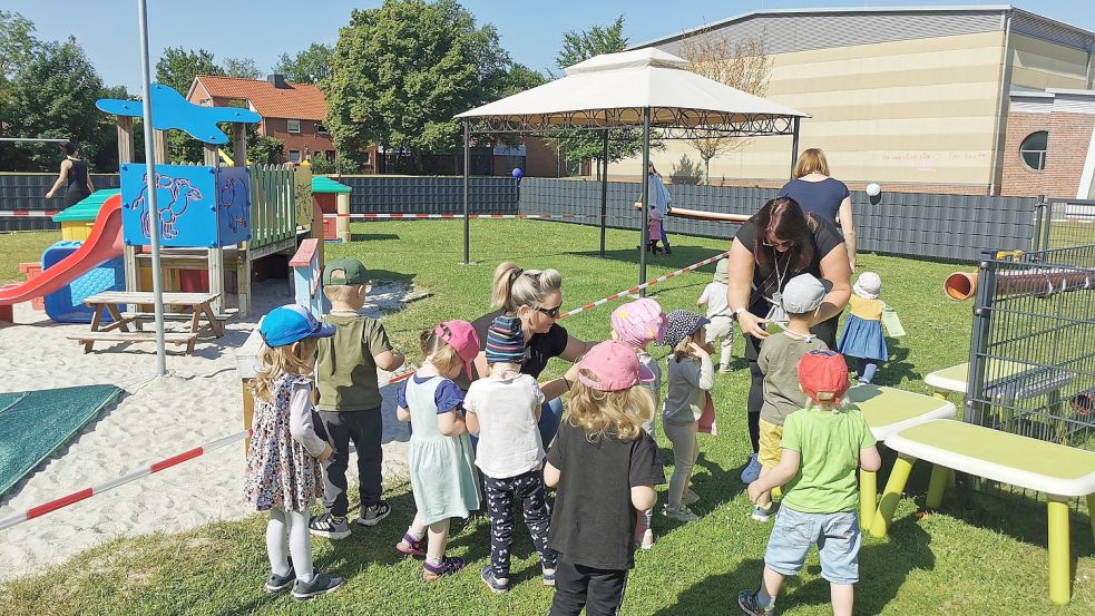 Die Kinder der DRK-Kita Moordorf haben Spenden gesammelt. Davon soll auch ihr Spielplatz verschönert werden. Foto: Förderverein Kunterbunt DRK-Kita Moordorf