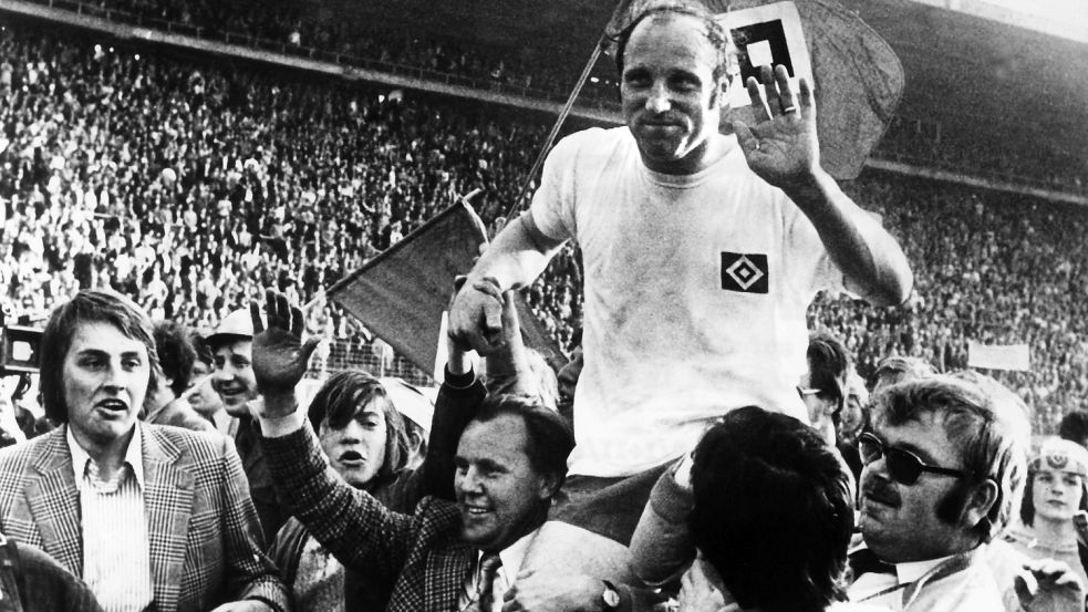 Uwe Seeler nach seinem Abschiedsspiel 1972 .Fotos: Hinrich Trauernicht/privat/DPA/Helmut Vortanz