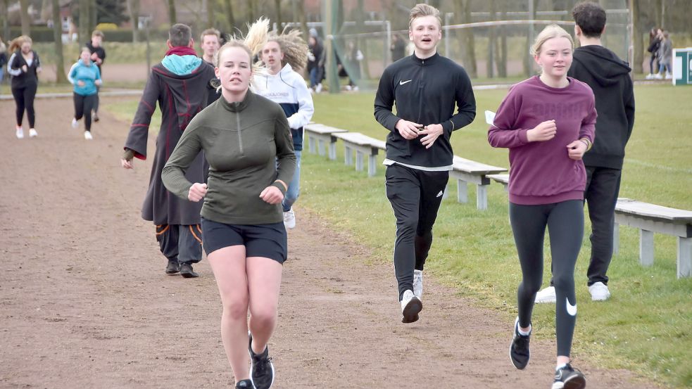 Der Spendenlauf der IGS Marienhafe-Moorhusen fand vor den Ferien auf den Sportplätzen in Upgant-Schott (Bild) und in Moorhusen statt. Foto: Thomas Dirks