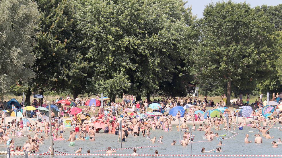 Tausende Besucher zog es Anfang der Woche an den Badesee in Tannenhausen. Viele ließen ihren Müll einfach liegen. Foto: Heino Hermanns