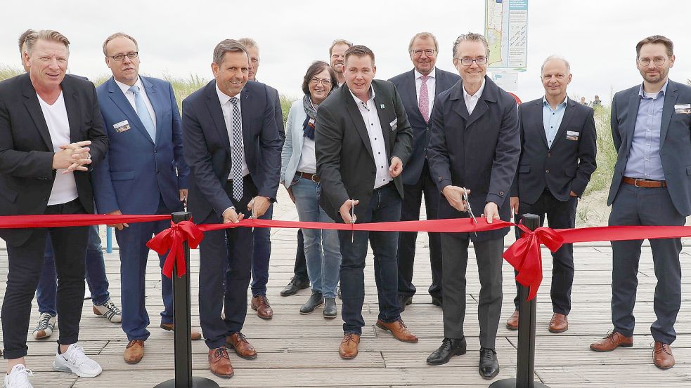 Niedersachsens Bauminister Olaf Lies (links vorne), Nordens Bürgermeister Florian Eiben (Mitte) und Berend Lindner, Staatssekretär im niedersächsischen Wirtschaftsministerium (rechts) haben das Deck in Norddeich offiziell eröffnet.
