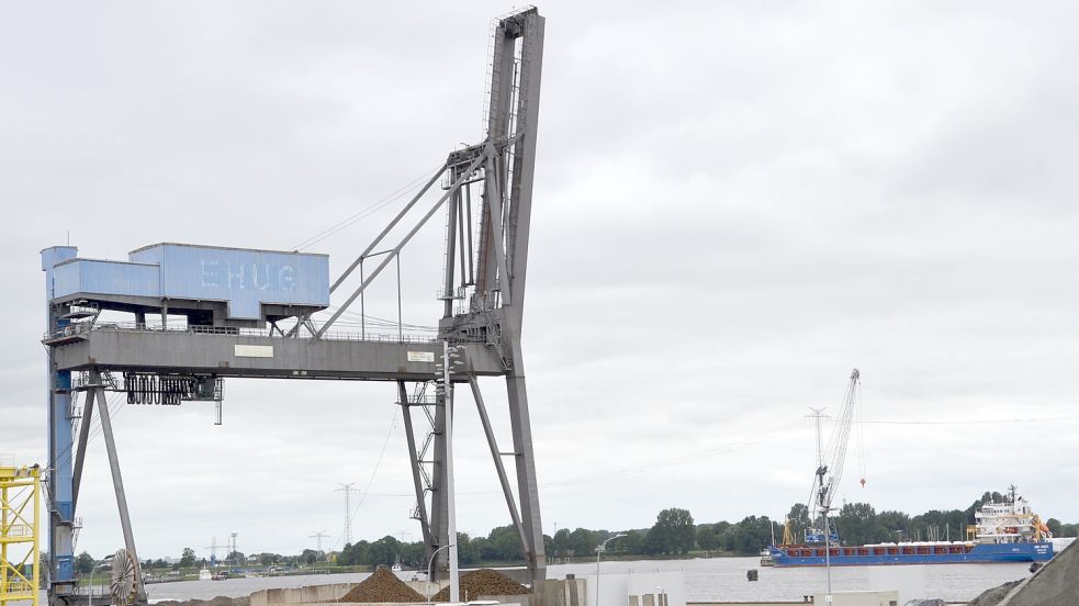Die „Brücke 11“, die 60 Meter hoch in den Himmel ragt, ist die letzte große Umschlagsbrücke im Emder Hafen. Auf dem Führerhaus ist noch die Aufschrift „EHUG“ zu erkennen, Abkürzung für die frühere „Emder Hafenumschlagsgesellschaft“.Foto: Aiko Recke