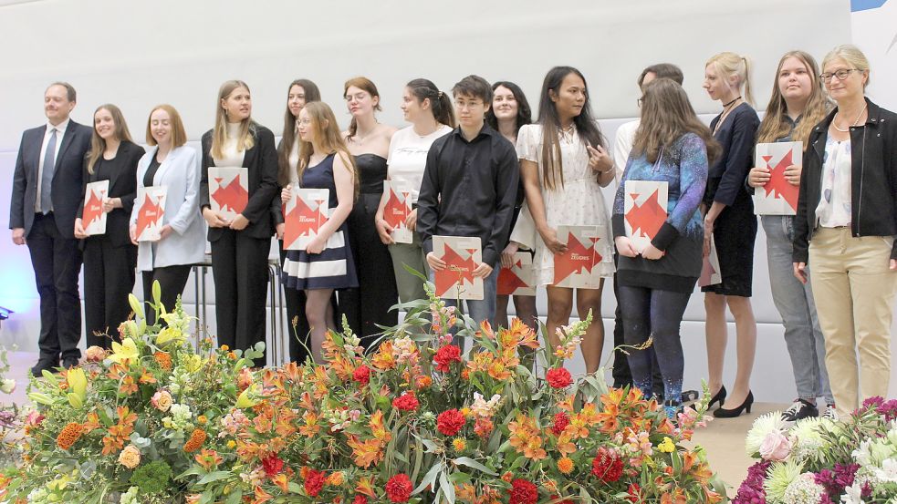 Mit der Fachhochschulreife in der Tasche freuen sich die Absolventen der Fachoberschule Gestaltung mit ihren Lehrern über ihren erfolgreichen Schulabschluss, der ihnen nun den Weg in eine erfolgreiche berufliche Zukunft öffnet. Fotos: privat