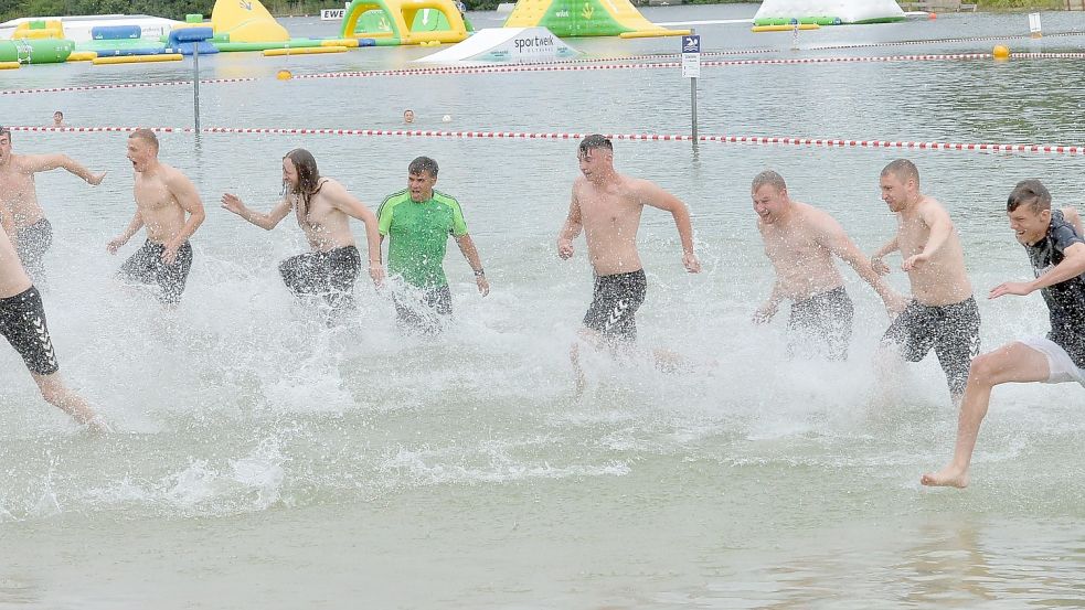 Sprints im Wasser am Badesee in Tannenhausen bildeten den Abschluss der ersten Trainingswoche. Mittendrin: Trainer Pedro Alvarez. Fotos: Bernd Wolfenberg