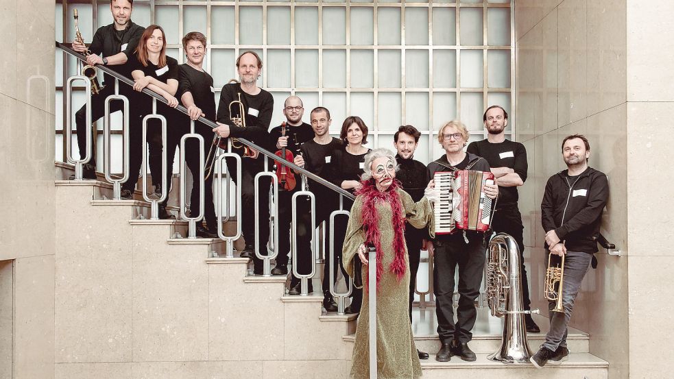Interpretieren Lieder von Georg Kreisler neu: Musicbanda Franui und Nikolaus Habjan. Foto: Rita Newman