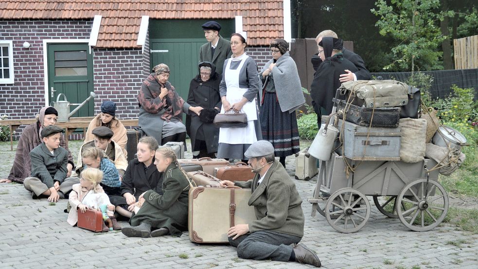 Niedergebrochen, desillusioniert, perspektivlos – Flüchtlinge aus Pommern und Schlesien kommen mit ihrer kargen Habe in Ayenwolde an. Foto: Gerd-D. Gauger
