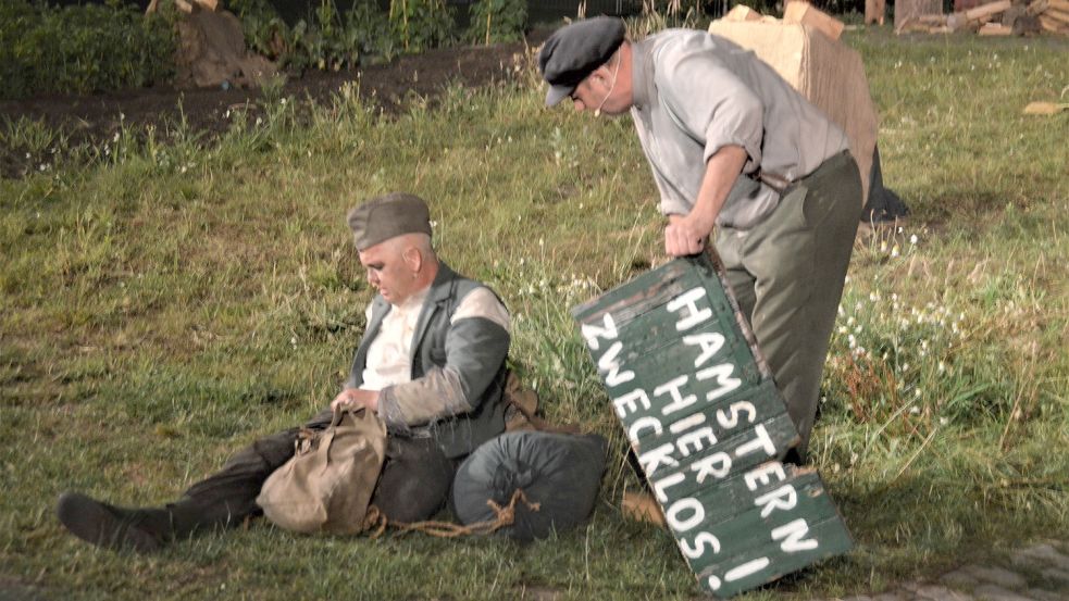 Erschöpft auf der Suche nach seiner Familie angekommen, aber nicht unbedingt willkommen: Vater Riewe (Harald Albrechts) und Haddinga-Knecht Renke (Gerhard Ideus). Foto: Gerd-D. Gauger