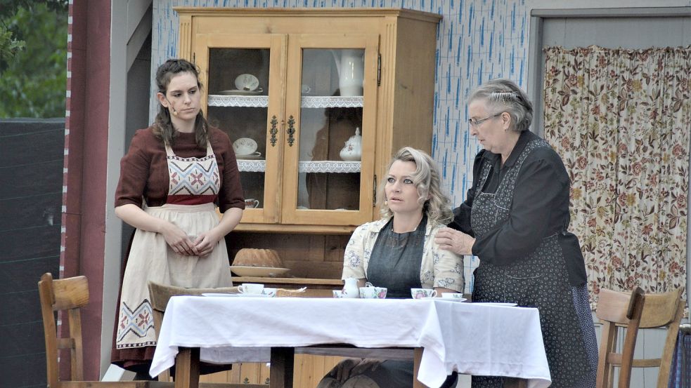Ostfriesisch-pommersche Annäherung: Bäuerin Haddinga (Therese Renken) kümmert sich liebevoll um die geflüchtete Else Riewe (Stephanie van Doorn) und ihre Tochter Paula (Daniela Harms). Foto: Gerd-D. Gauger