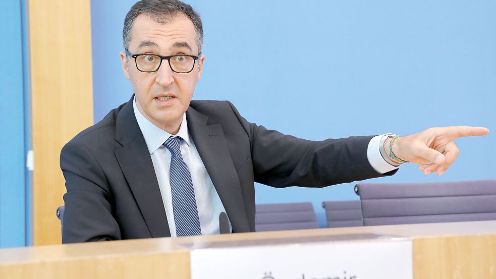 Bundeslandwirtschaftsminister Cem Özdemir geht hart mit der FDP ins Gericht. Er findet: Die Liberalen setzen die Zukunft der Tierhaltung aufs Spiel. Foto: Imago images/M. Popow
