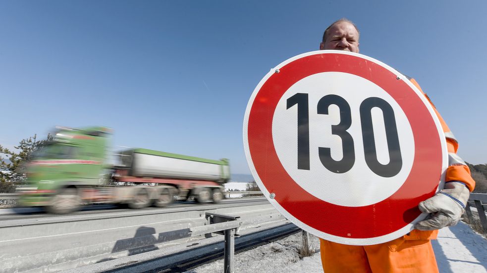 Würde flächendeckend Tempo 130 gelten, könnten etliche Schilder entlang der Autobahnen abgebaut werden. Foto: DPA