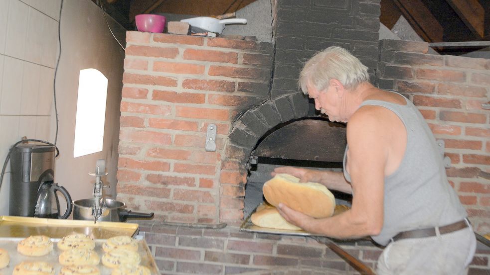 Hier prüft Gerhard Hellwig ein gebackenes Weißbrot. Foto: Gerd-Arnold Ubben