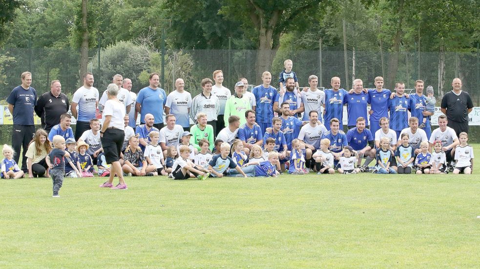 Die SG Egels-Popens aus der Ostfrieslandklasse A (Blaue Trikots) und die Traditionsmannschaft der SG trugen am vergangenen Sonnabend ein Freundschaftsspiel auf dem Fußballplatz am Egelser Wald aus. Die Partie endete mit einem 5:4-Erfolg für die Platzherren. Fotos: Wilfried Gronewold