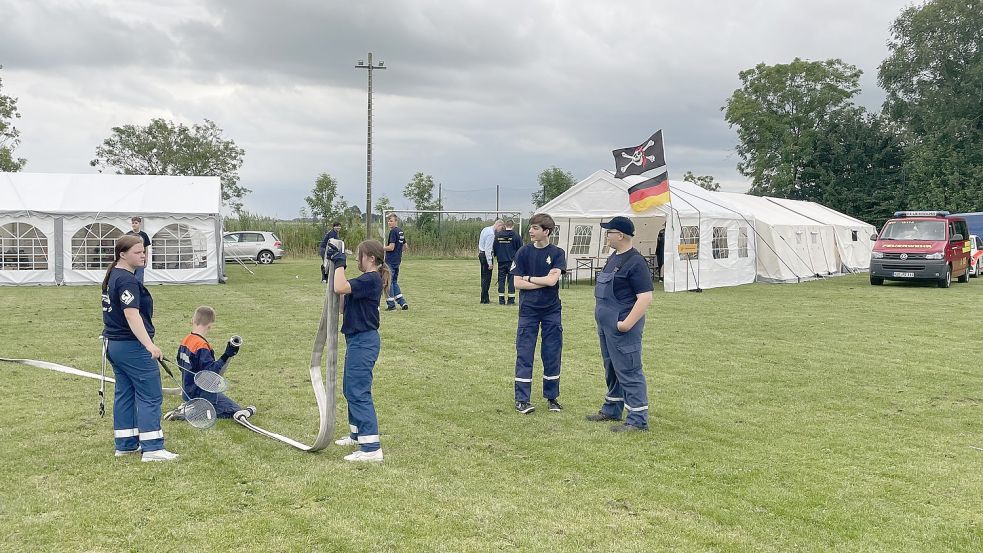 Die Teilnehmer des Zeltlagers hatten immer wieder „Training“ und übten bei verschiedenen Spielen die Aufgaben der Feuerwehr. 26 von ihnen bestanden am Sonntag die Prüfung zur „Jugendflamme 1“. Foto: Feuerwehr Brookmerland