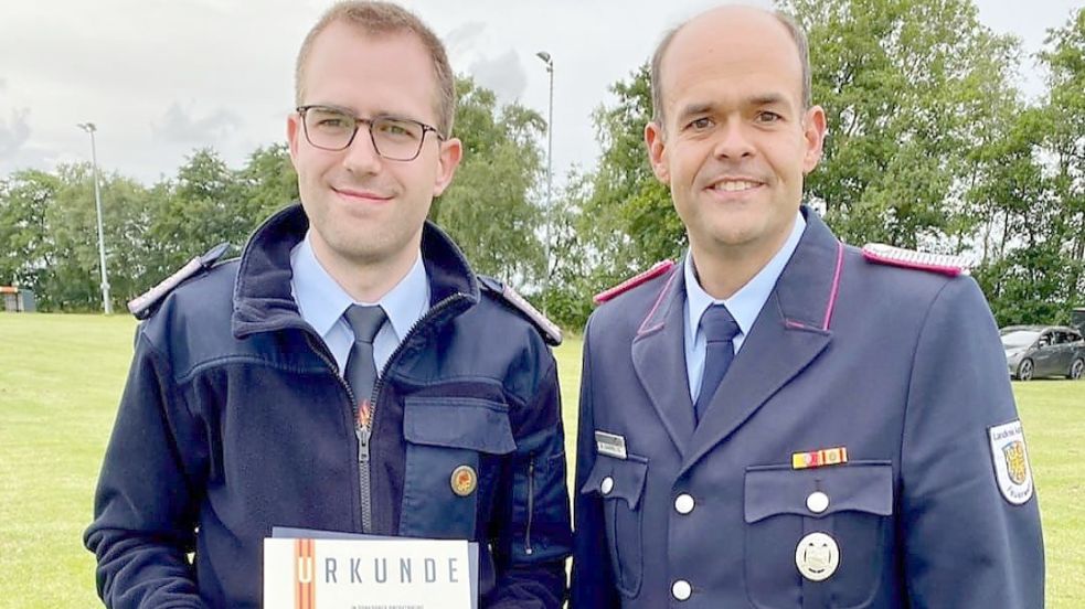 Stefan Rühaak (links) bekam das Ehrenabzeichen der Niedersächsischen Jugendfeuerwehr von Bernd Garrelts. Foto: Feuerwehr Brookmerland