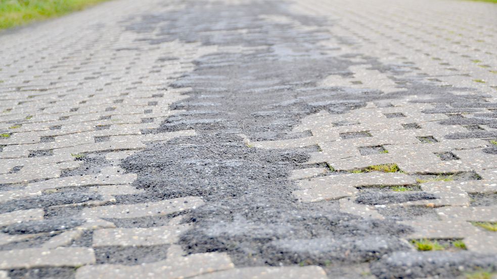 Die gepflasterte Fahrbahn des Reithammer Wegs in Osteel weist Schäden auf und soll erneuert werden. Foto: Aiko Recke