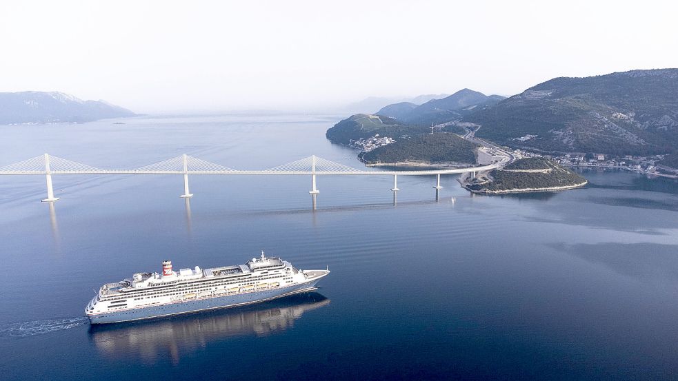Ein Kreuzfahrtschiff liegt vor der neugebauten Peljesac-Brücke in Kroatien vor Anker. Foto: imago-images/Milan Sabic