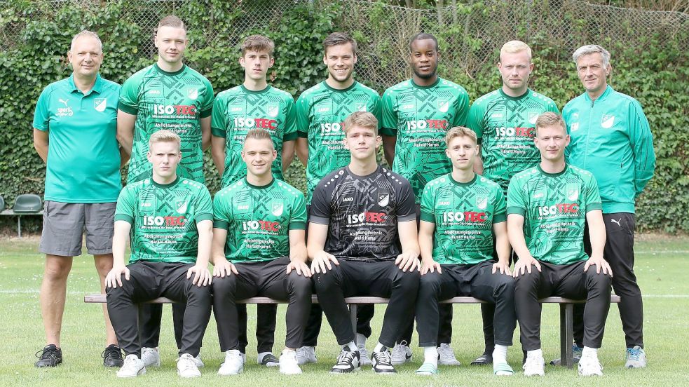 Das Wallinghausener Trainerteam mit Ewald Mühlenbrock (rechts) und Markus Dahlke (links) vermeldeten zehn Neuzugänge. Dazu gehören Torben Bender (untere Reihe von links), Pascal Meyer, Phillip Grensemann, Finn Ottersberg, Henrik Siefkes. Julian Schneemilch (obere Reihe von links), Malte Folkers, Lukas Günsel, Bertony Konda, Hendrik Schulz. Fotos: Wilfried Gronewold