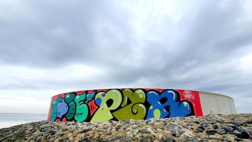 Seit März ziert die Außenseite am Ausguck an der Wasserkante in Norddeich ein illegales Graffiti. Foto: Rebecca Kresse