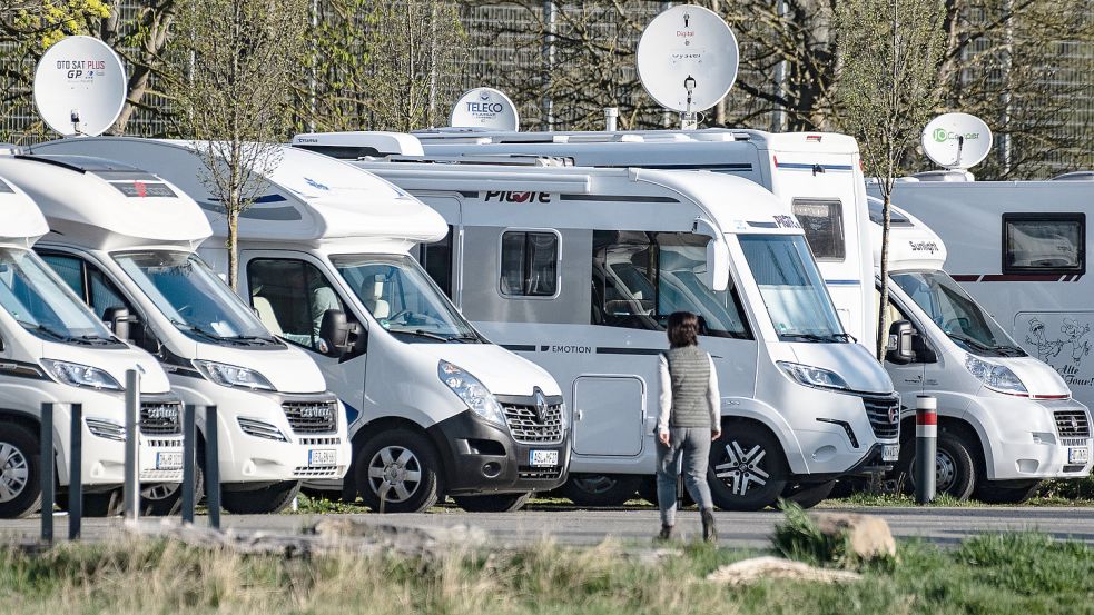 Camper sollten ihre Fahrzeuge so abstellen, dass mögliche Einbrecher leicht entdeckt werden können. Foto: Swen Pförtner/dpa
