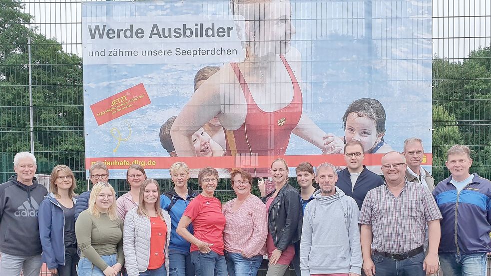 Mit einem Banner wirbt die DLRG beim Störtebekerbad Marienhafe um Unterstützung. Foto: privat