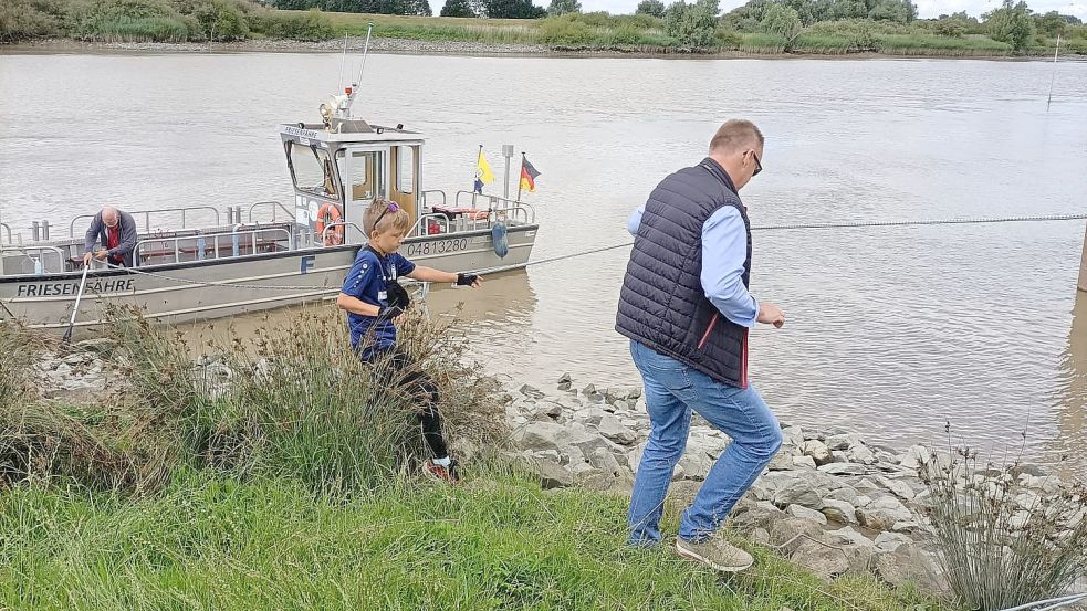 Der Ihrhover Ernst Reil (rechts) zog zusammen mit weiteren Helfern, die an der Anlegestelle auf die Emsfähre gewartet hatten, das manövrierunfähige Schiff zum Anleger. Foto: Privat