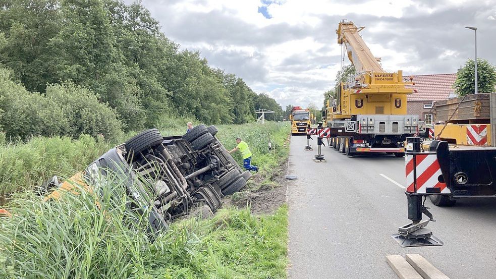 An der Alten Wieke in Ihlowerfehn ist ein Lastwagen in den Kanal gerutscht. Die Bergung dauerte mehrere Stunden. Foto: Romuald Banik