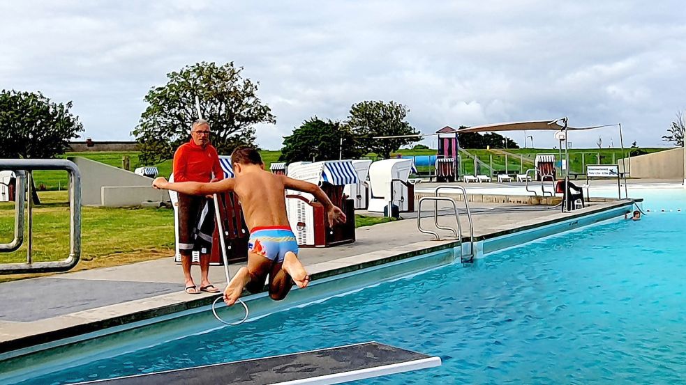 Schwimmlehrer Martin Kalk bringt in diesem Sommer die Norder Kinder im Freibad Dornumersiel zum Seepferchen. Foto: Rebecca Kresse