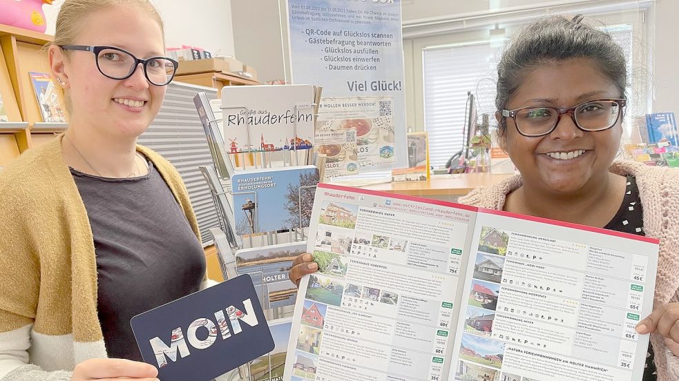 Miriam Kulessa (rechts) und Daniela Kirschstein von der Tourist-Information Rhauderfehn mit dem Gastgeberverzeichnis. Foto: Janßen