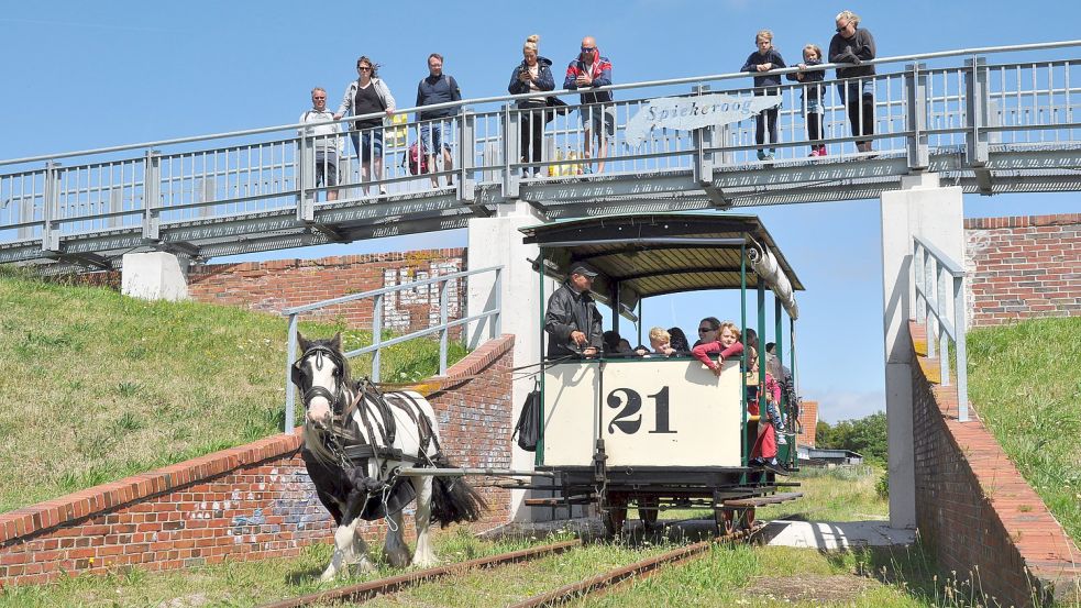 Das Deichschart ist ein „Nadelöhr“ auf der Strecke und Grund, warum der Waggon „21“ eine Weile in der Garage bleiben musste. Foto: Ullrich