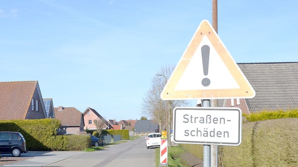 Ein Schild wies vor den Bauarbeiten am Postweg auf Schäden hin. Foto: Franziska Otto