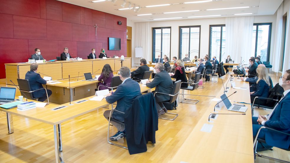 Der Masken-Untersuchungsausschuss im bayerischen Landtag setzt sich nach der Sommerpause mit einem neuen Masken-Prüffall auseinander. Foto: dpa/Sven Hoppe