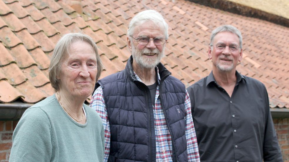 Hedda und Reinhard Schönbohm gehörten Anfang September 1972 zu den Gründungsmitgliedern des TuS Aurich-Ost. Seit 2016 ist Paul Sobottka (rechts) erster Vorsitzender des Mehrspartenvereins, der gegenwärtig rund 1000 Mitglieder hat. Foto: Wolf-Rüdiger Saathoff