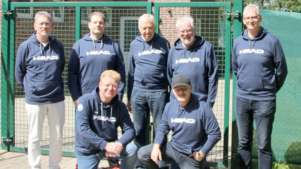 Vereinschef Paul Sobottka (links) mit Abteilungsleitern: Andreas Ringhand (Stehend von links, Kendo), Johann Siefken (Radwandern), Eugen Murer (Boule), Jens Mühring (Vorstand). Kniend: Uwe Bender (links, Tennis), Sven Rohl (Ju-Jutsu). Es fehlen Marion Geiken/Stefan Schewiola (Lauftreff), Franziska Hedemann (Kinderturnen), Ursula Schelten (Nordic Walking), Anja Ahrendt (Herzsport), Karin Degelmann (Gymnastik), Gerhard Olthoff (Emjak) und Gerrit Fiene (Tischtennis).