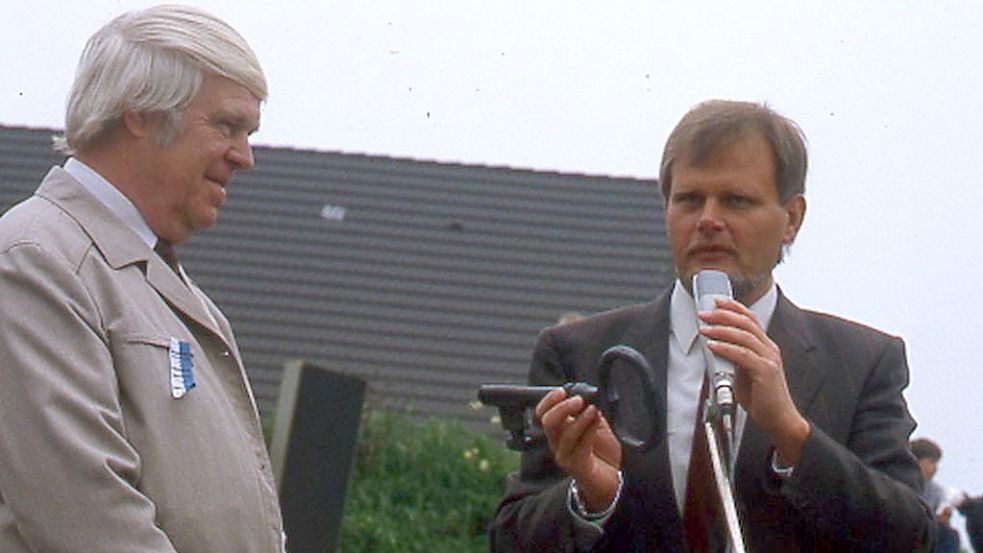 Der Auricher Bürgermeister Werner Stöhr (rechts) übergab Vereinschef Alfred Meyer bei der Einweihung des Gulhofes 1986 in Wallinghausen einen symbolträchtigen Schlüssel für das Vereinsheim des TuS. Es heißt fortan „Dat Wallinghus“. Dort trainiert auch die Ju-Jutsu-Abteilung. Fotos (2): privat