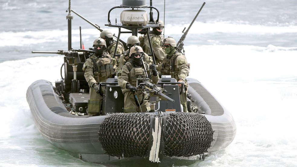 Soldaten des Kommandos Spezialkräfte Marine bringen zum Infotag in Tannenhausen auch ein Schlauchboot mit. Foto: Axel Heimken/DPA