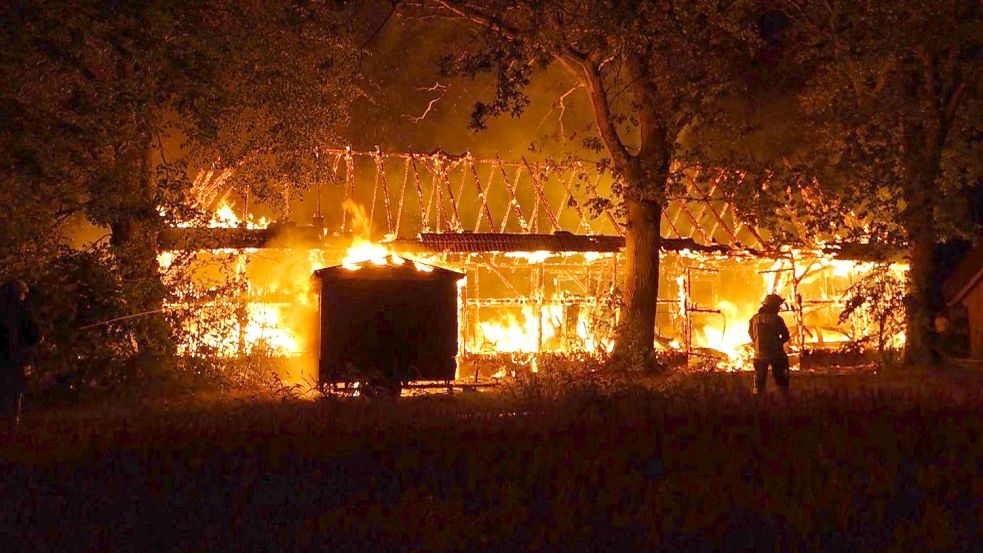 Nach einem Blitzschlag ist in der Nacht zu Freitag eine Scheune in Hatten vollständig niedergebrannt. Foto: Nonstopnews