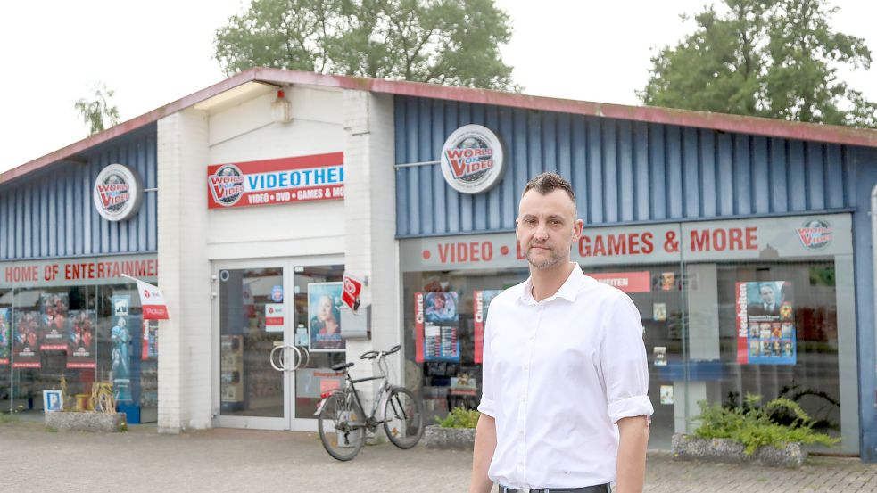 Die Halle an der Emder Straße war seit Jahren eine Videothek, in letzter Zeit sogar die einzige. Jens Friesenborg sagt, dass er auch viele junge Kunden habe. Die Generation unter 18 kenne aber DVDs und den Videoverleih nicht mehr, sondern nur noch Streaming. Foto: Romuald Banik