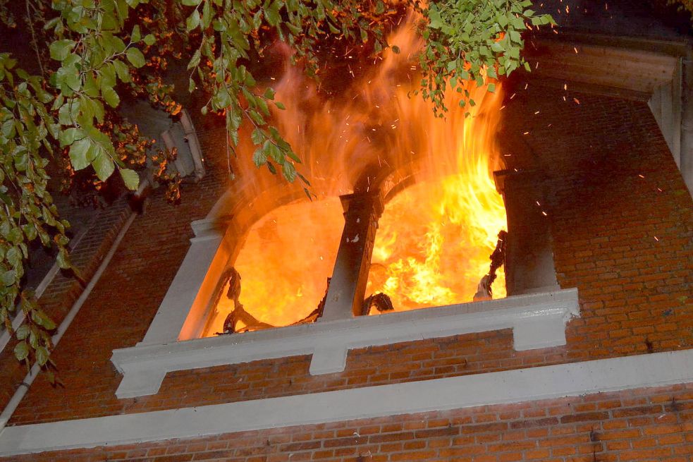 Als die Feuerwehr eintraf, schlugen die Flammen bereits aus den Fenstern. Bild: Feuerwehr