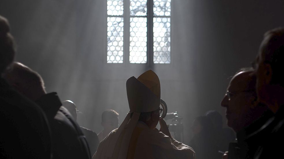 Durch ein Fenster fällt Licht in eine Kapelle. Foto: DPA