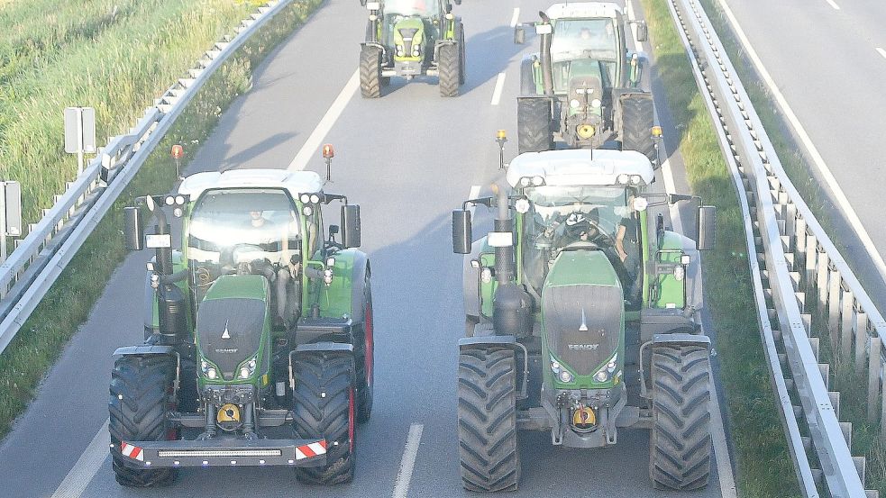 Nebeneinander waren die Landwirte auf der Autobahn unterwegs. Foto: Gerd-Arnold Ubben